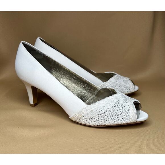 Adrianna Papell Jude Ivory Satin Heels 10 W New WIDE - Picture 1 of 9